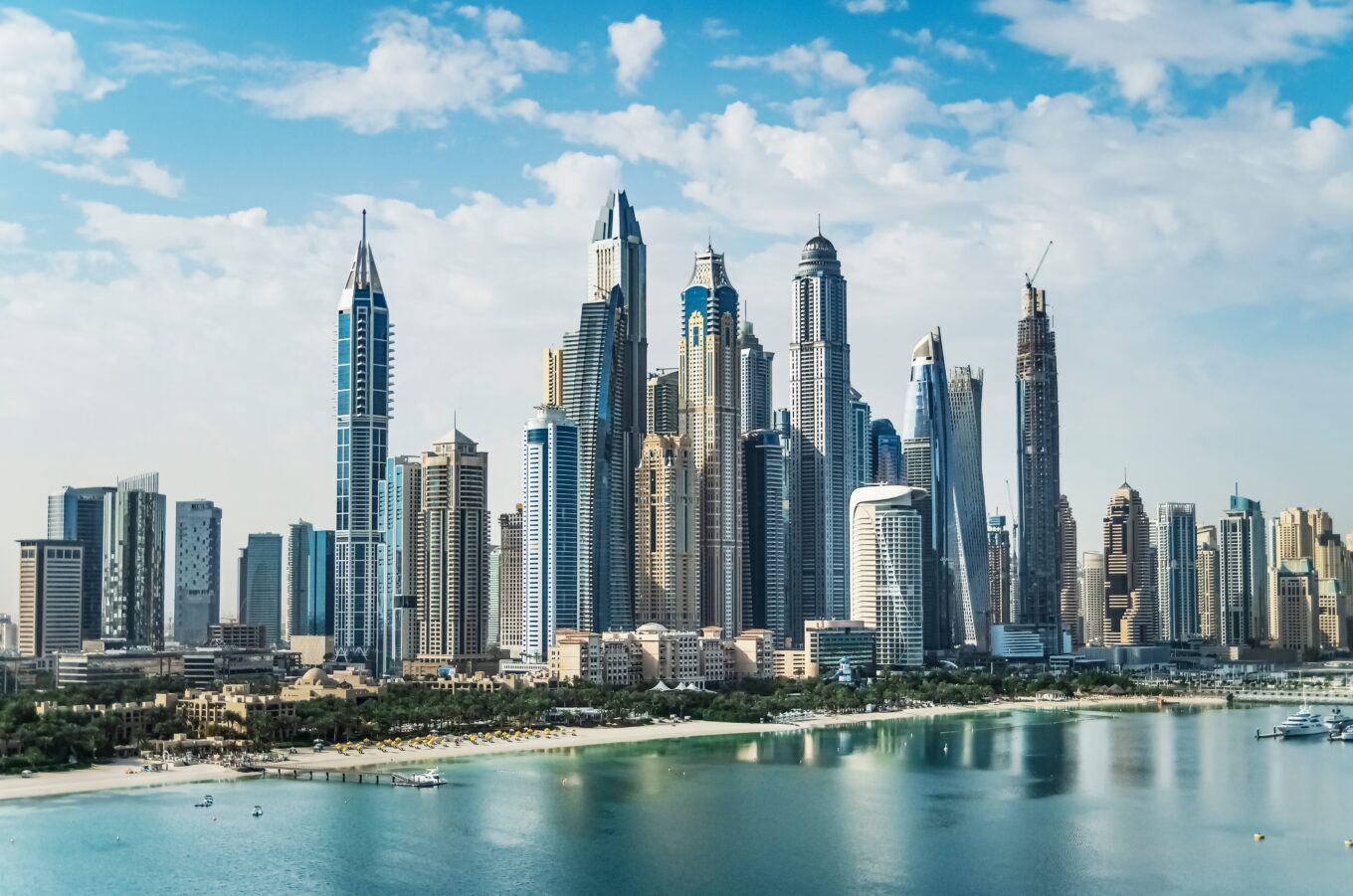 Zdjęcie przedstawia panoramę Dubaju