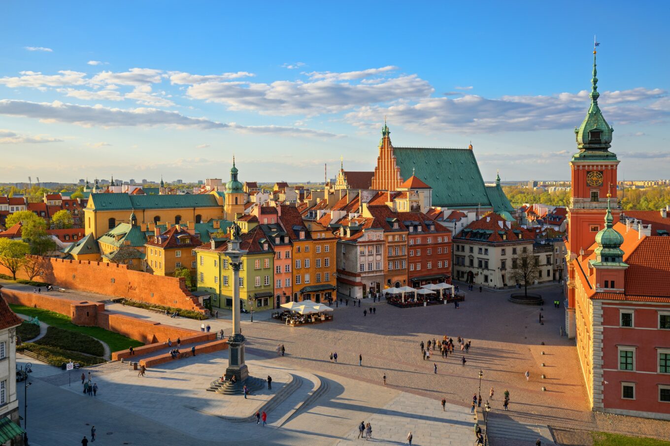 Plac starówki warszawskiej z kolumną i panoramą z lotu ptaka