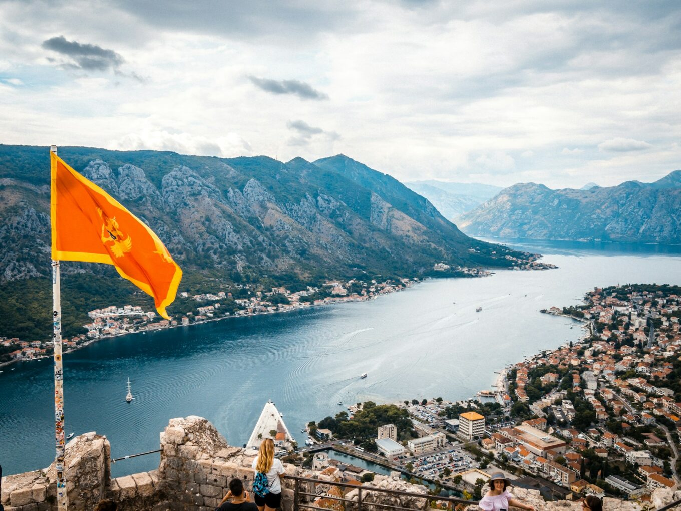 Zdjęcie przedstawia panoramę Zatoki Kotorskiej
