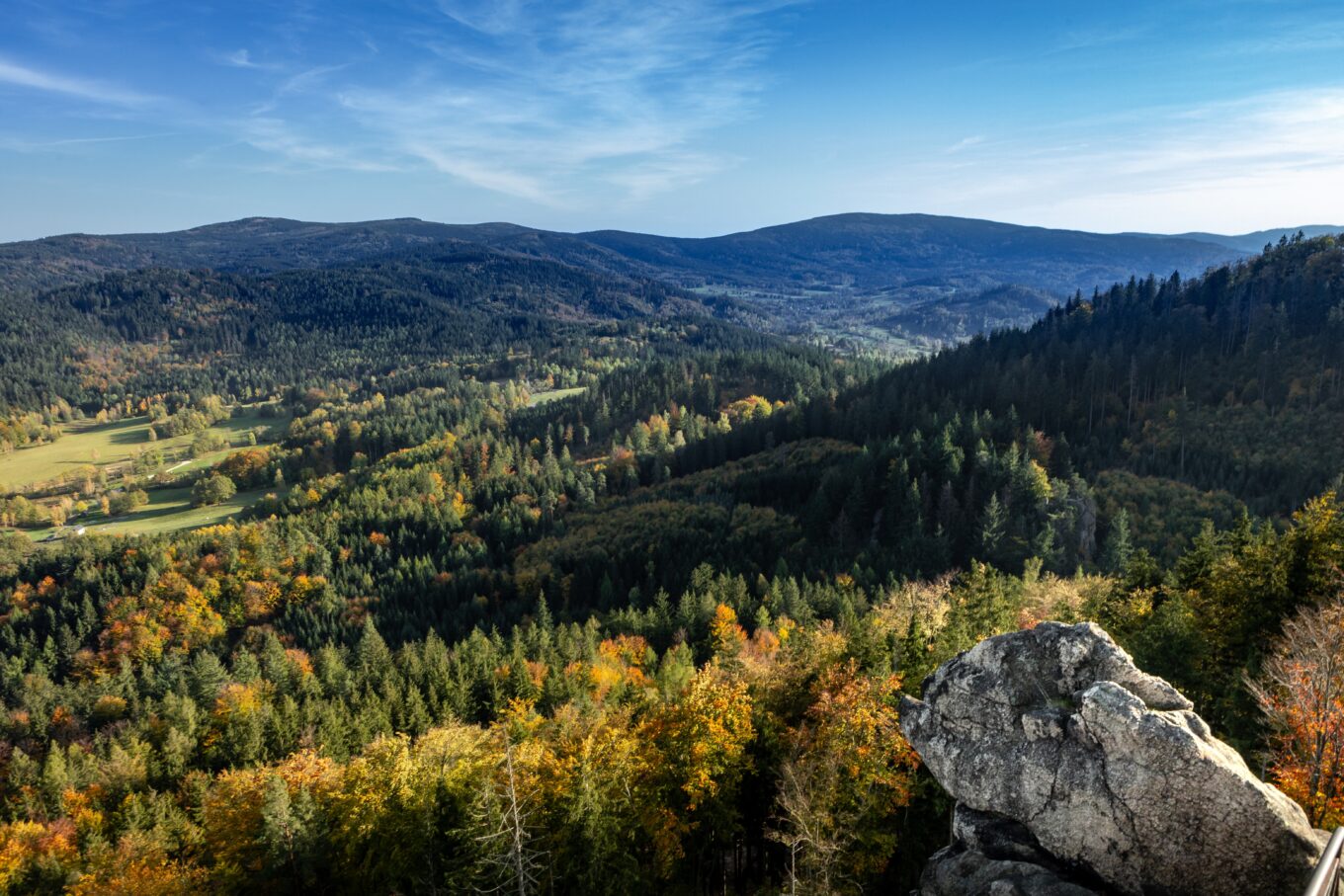 Zdjęcie przedstawia panoramę Sokolików