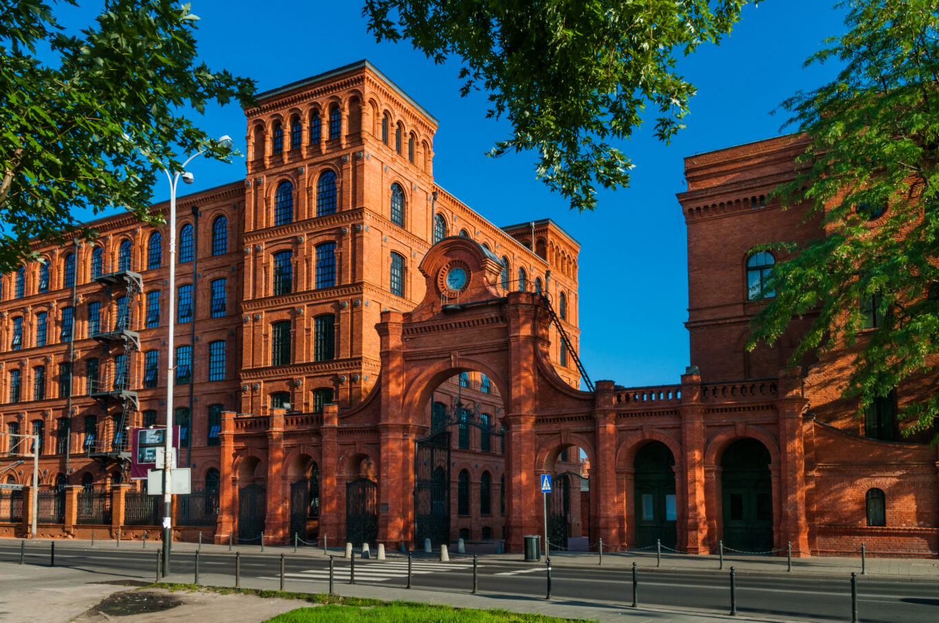 Ceglana posturbanistyczna zabudowa