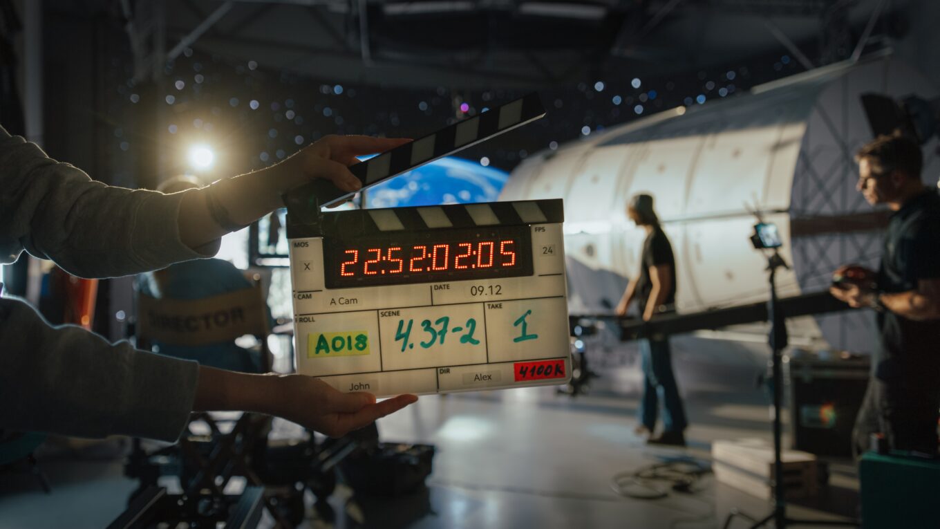 Klaps filmowy na tle planu filmowego
