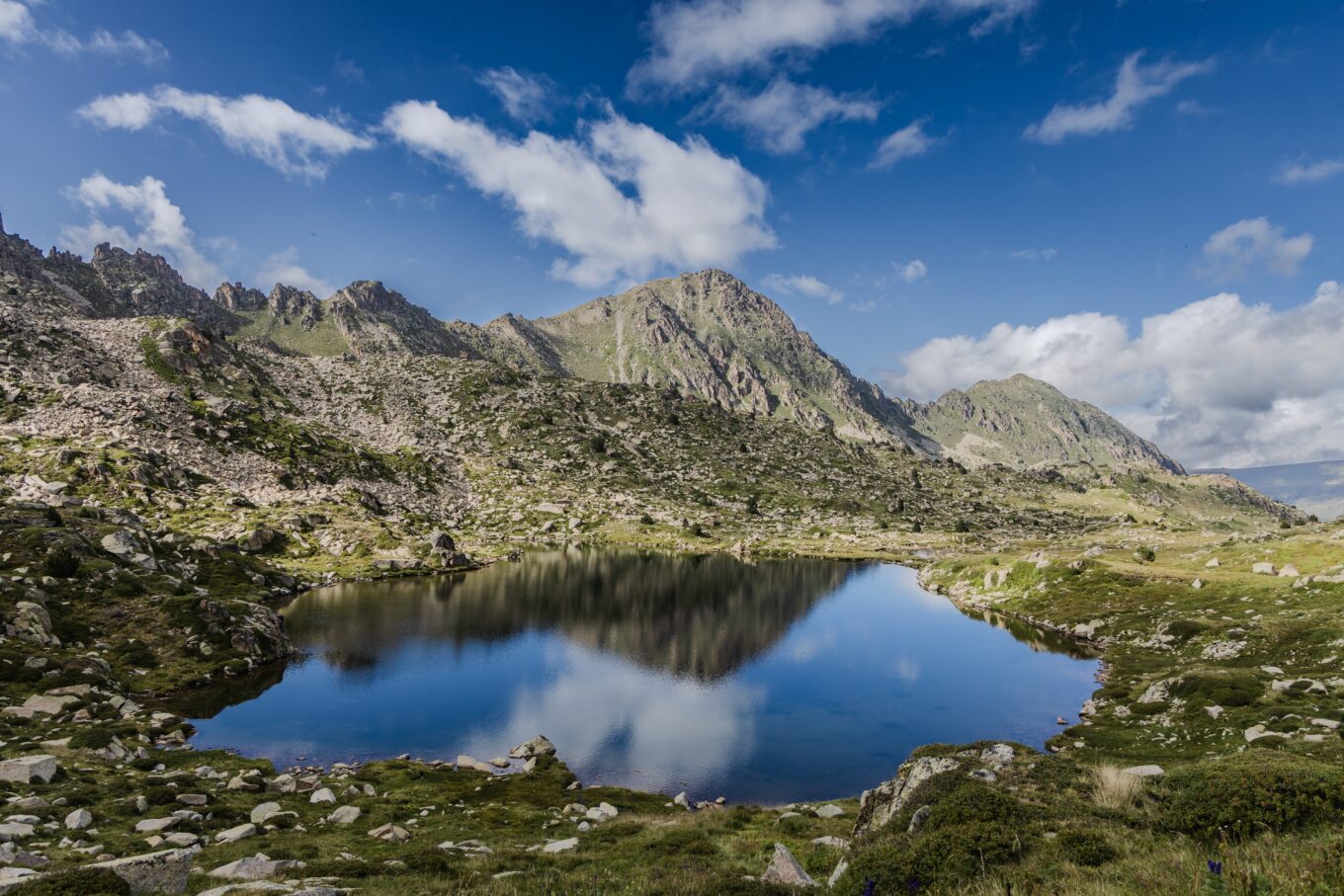 Zdjęcie przedstawia panoramę górską w Andorze