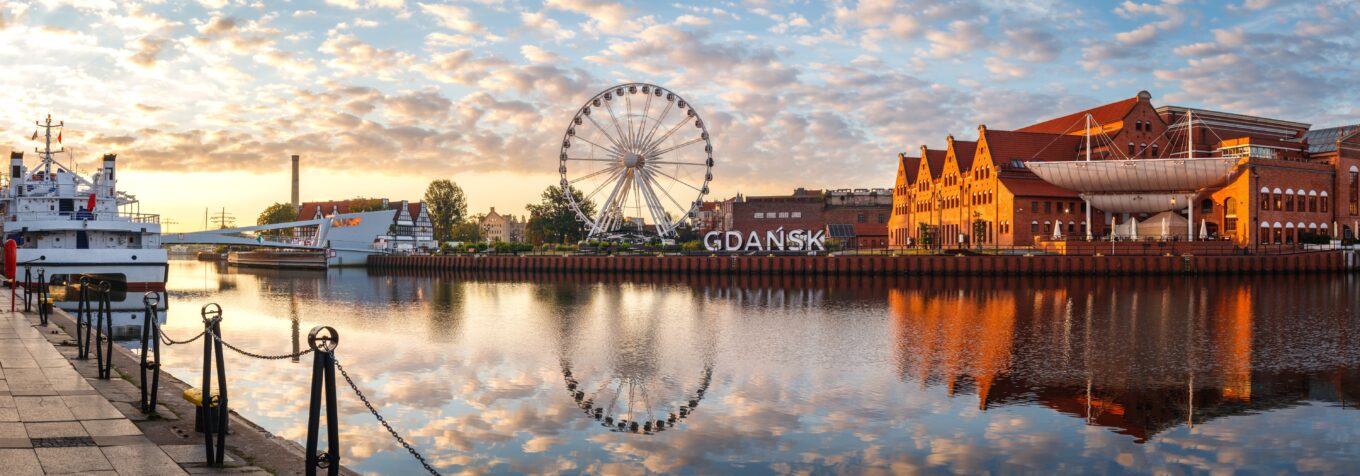 Zdjęcie przedstawia panoramę Gdańska