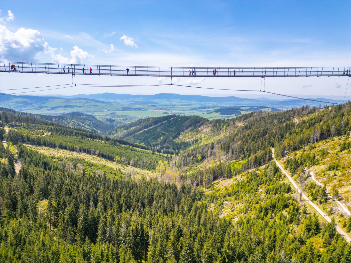 Zdjęcie przedstawia most Sky Bridge 721