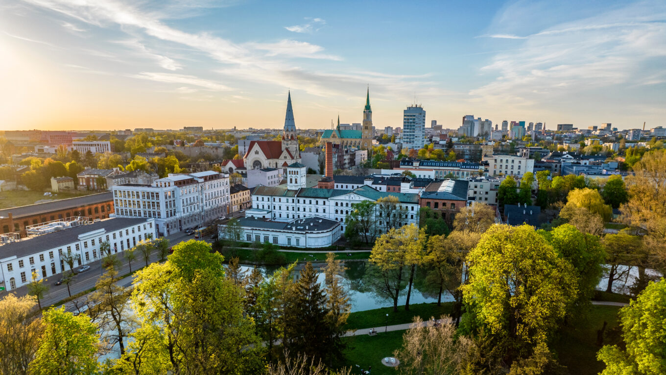 Panorama miasta Łódź z lotu ptaka, na horyzoncie budynki