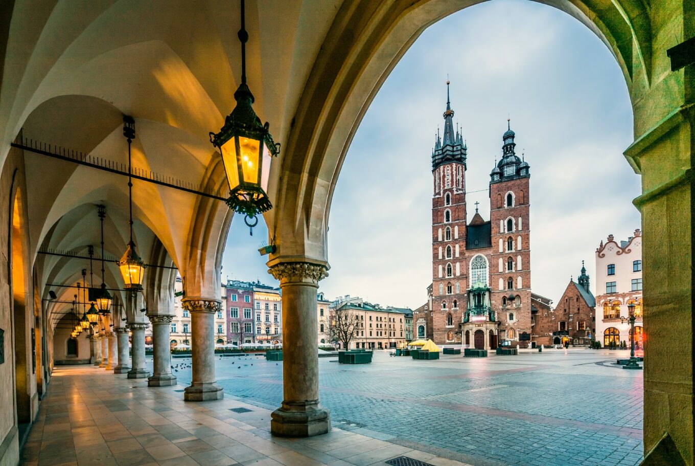 Sukiennice w Krakowie widok na plac oraz Kościół Mariacki