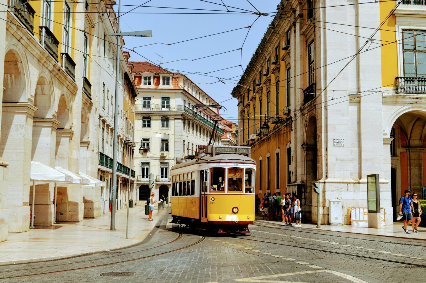Tramwaj na historycznej ulicy