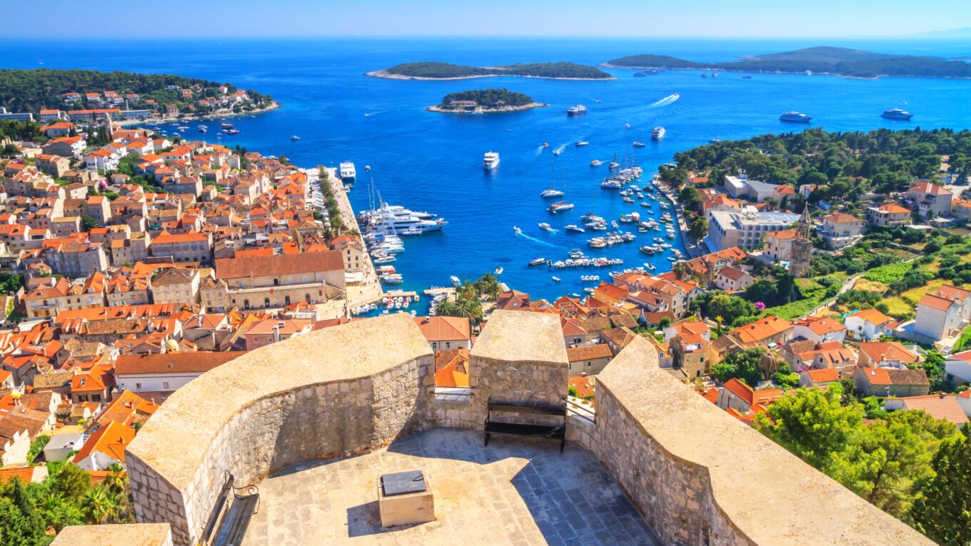 Zdjęcie przedstawia panoramę z widokiem na Adriatyk w Chorwacji