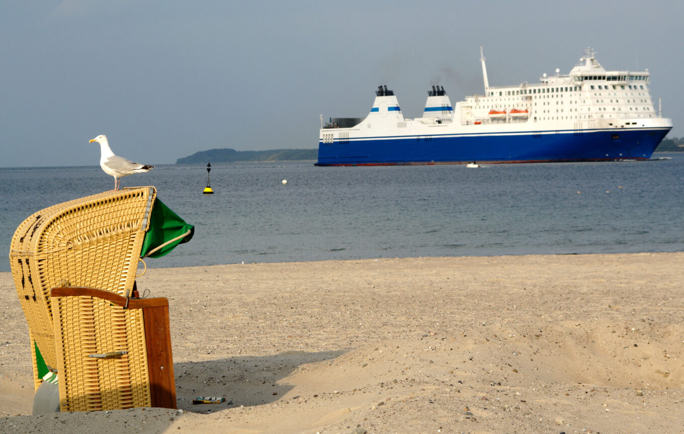 Zdjęcie przedstawia prom oraz plaże nad Bałtykiem