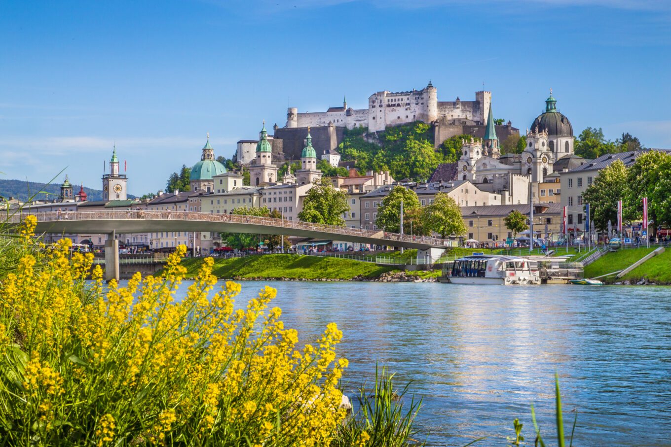 Zdjęcie przedstawia panoramę Salzburga