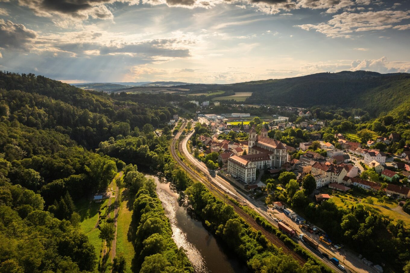 Panorama miasta z lotu ptaka, widoczna linia kolejowa rzeka i budynki