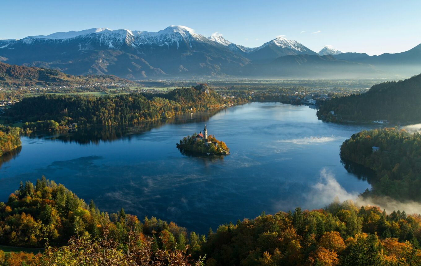 Zdjęcie przedstawia panoramę górską z jeziorem