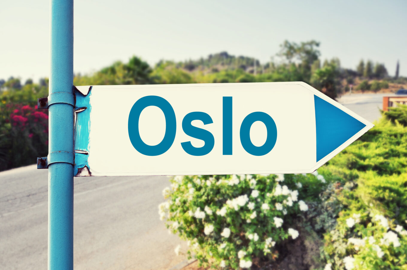 Zdjęcie przedstawia znak kierujący w stronę Oslo