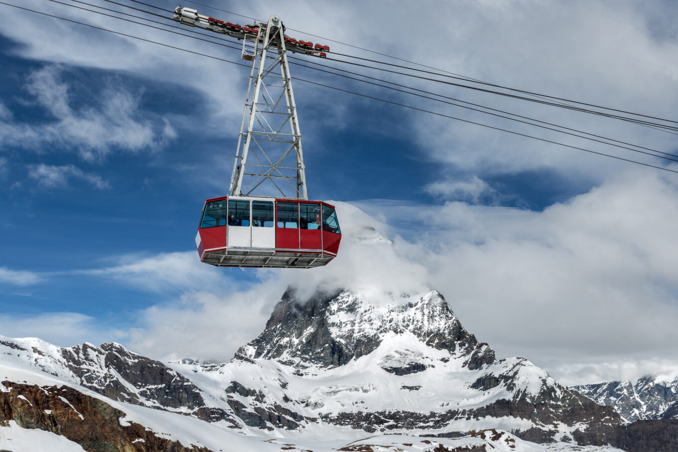 Zdjęcie przedstawia wagonik kolejki górskiej Klein,Matterhorn w Szwajcarii