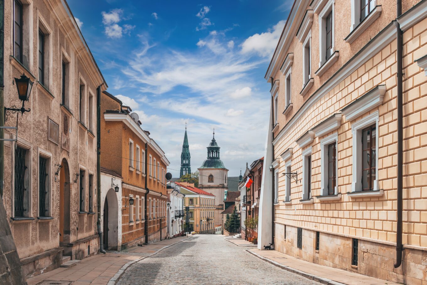 Zdjęcie przedstawia uliczki Sandomierza