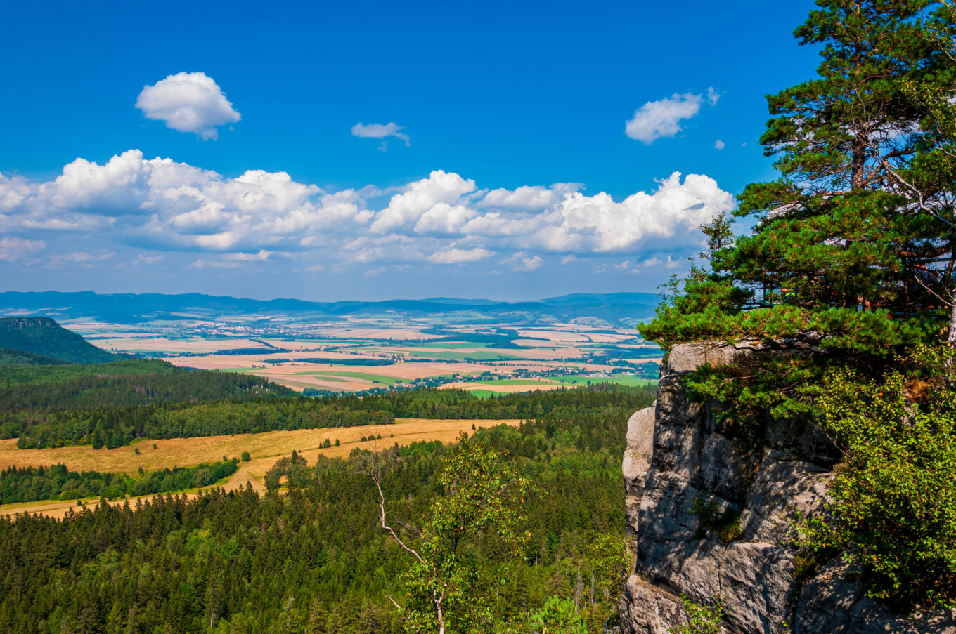 Zdjęcie przedstawia panoramę Kotliny Kłodzkiej