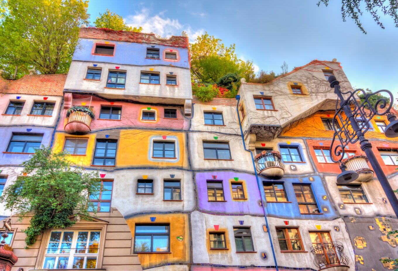 Zdjęcie przedstawia kolorowy budynek zwany Hundertwasser Haus
