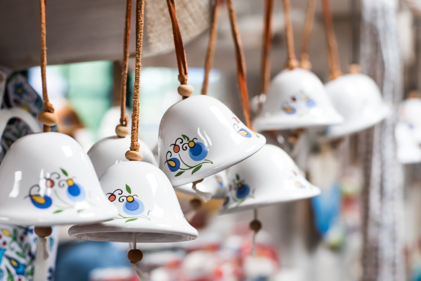 Zdjęcie przedstawia porcelanowe dzwoneczki z kaszubskimi wzorami