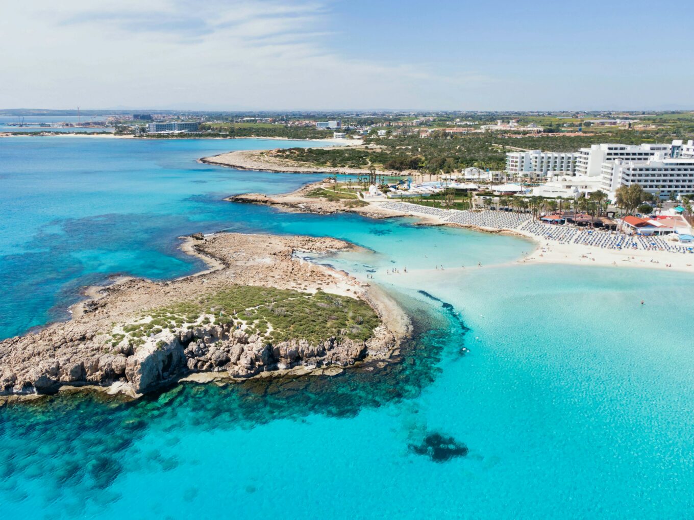 Zdjęcie przedstawia skały oraz plażę Ayia Napa