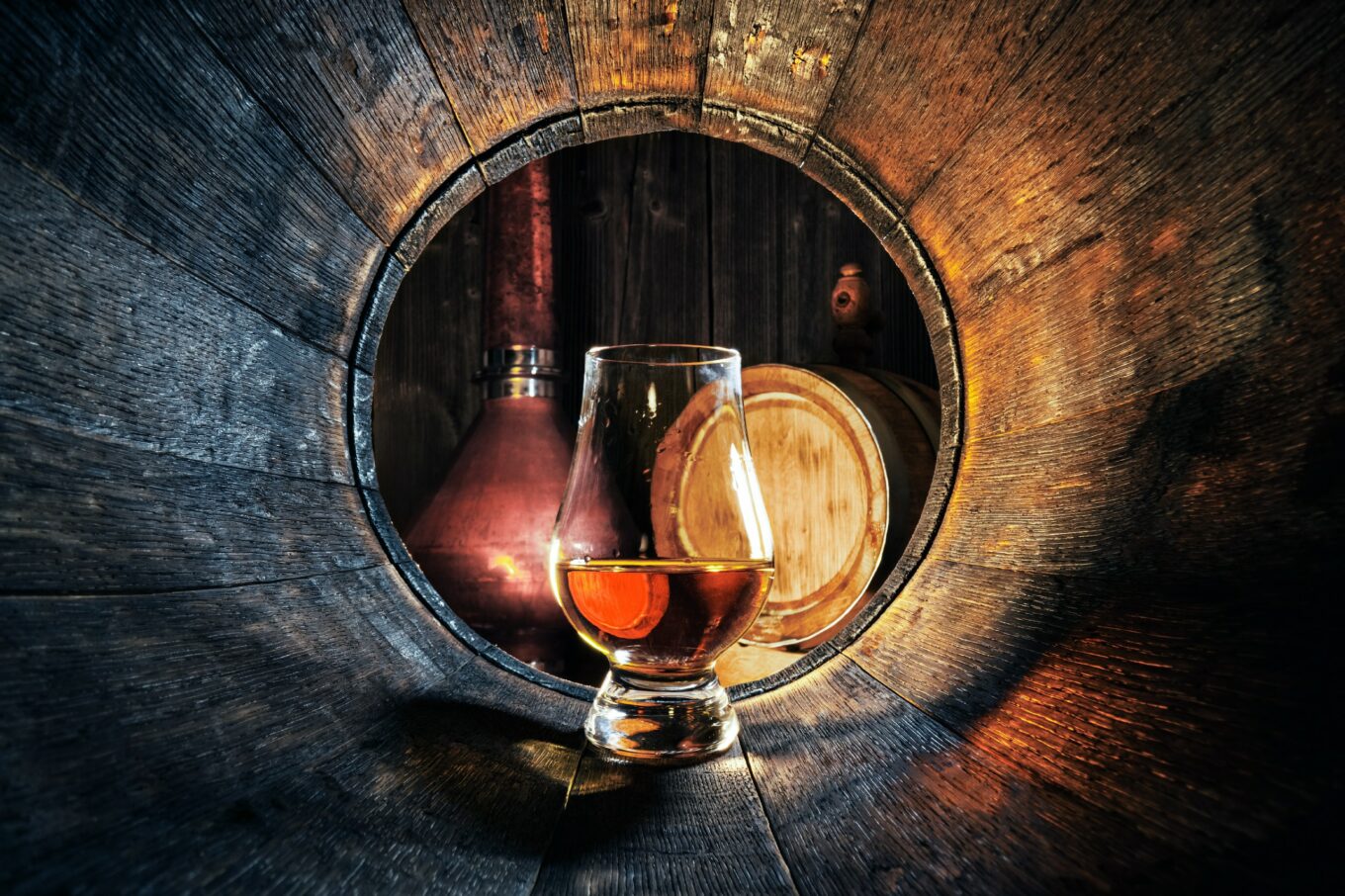 Szklanka z whiskey w beczce po winie