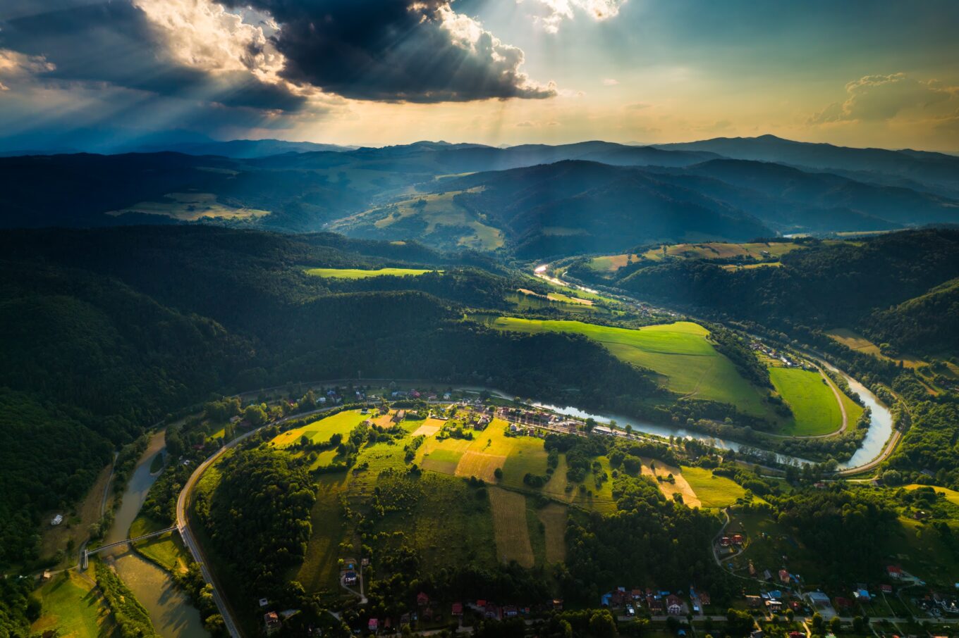 Zdjęcie przedstawia panoramę Beskidu Sądeckiego