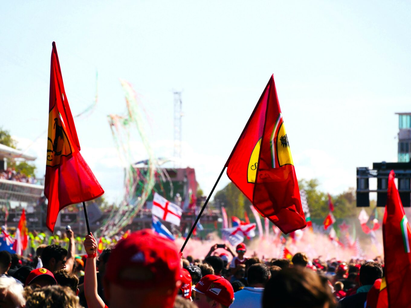 zdjęcie przedstawia kibiców Ferrari