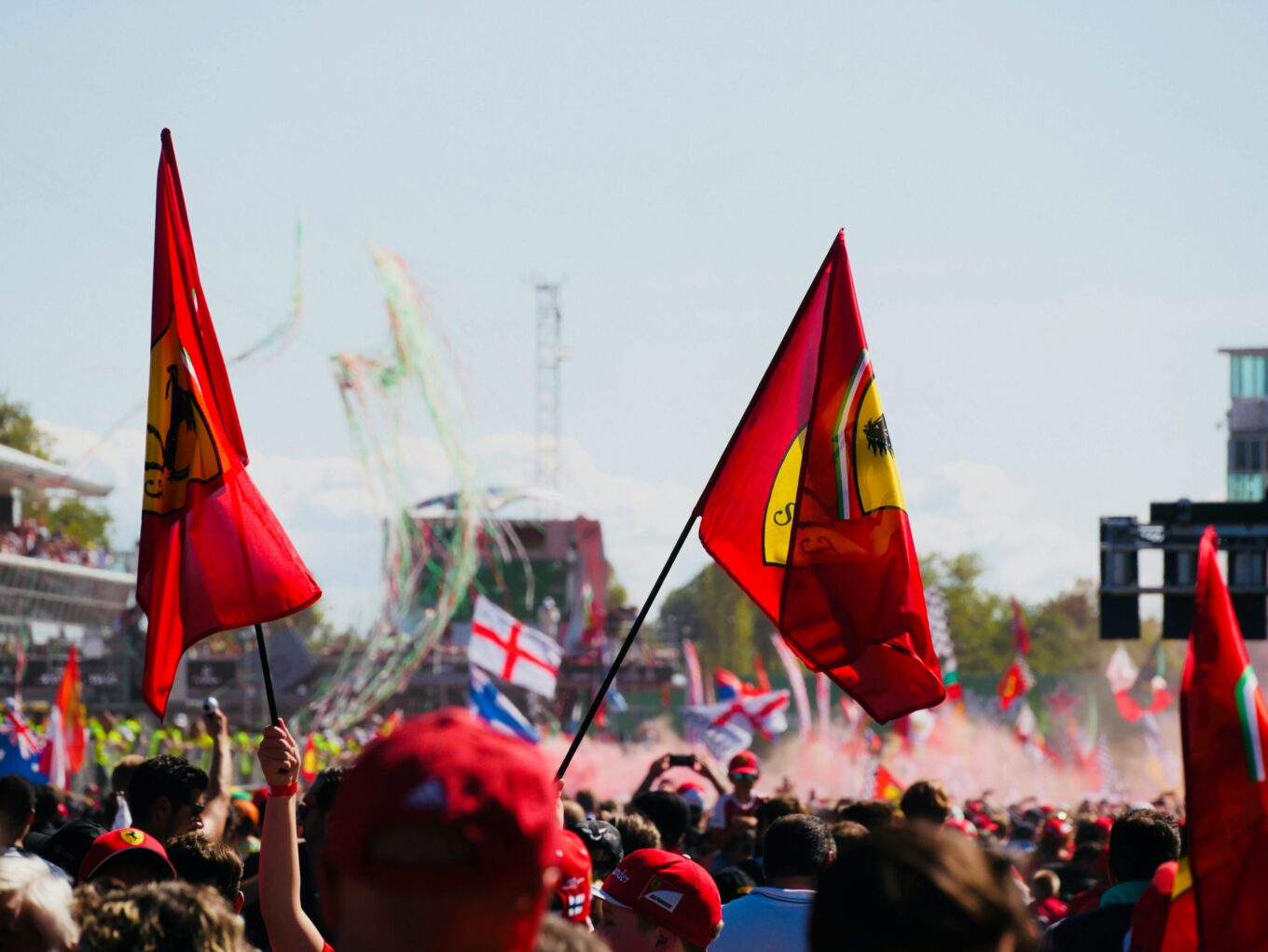 zdjęcie przedstawia kibiców Ferrari
