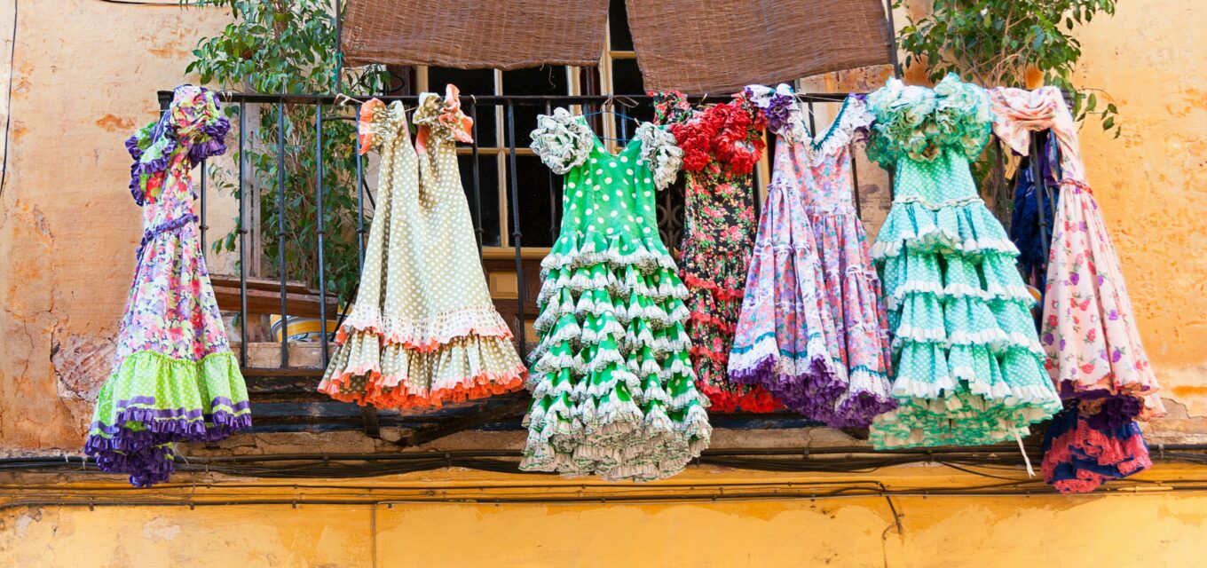 zdjęcie przedstawia stroje flamenco