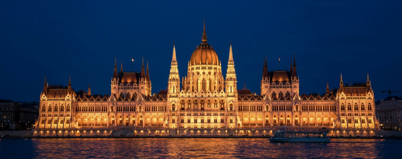 zdjęcie przedstawia nocną panoramę Budapesztu