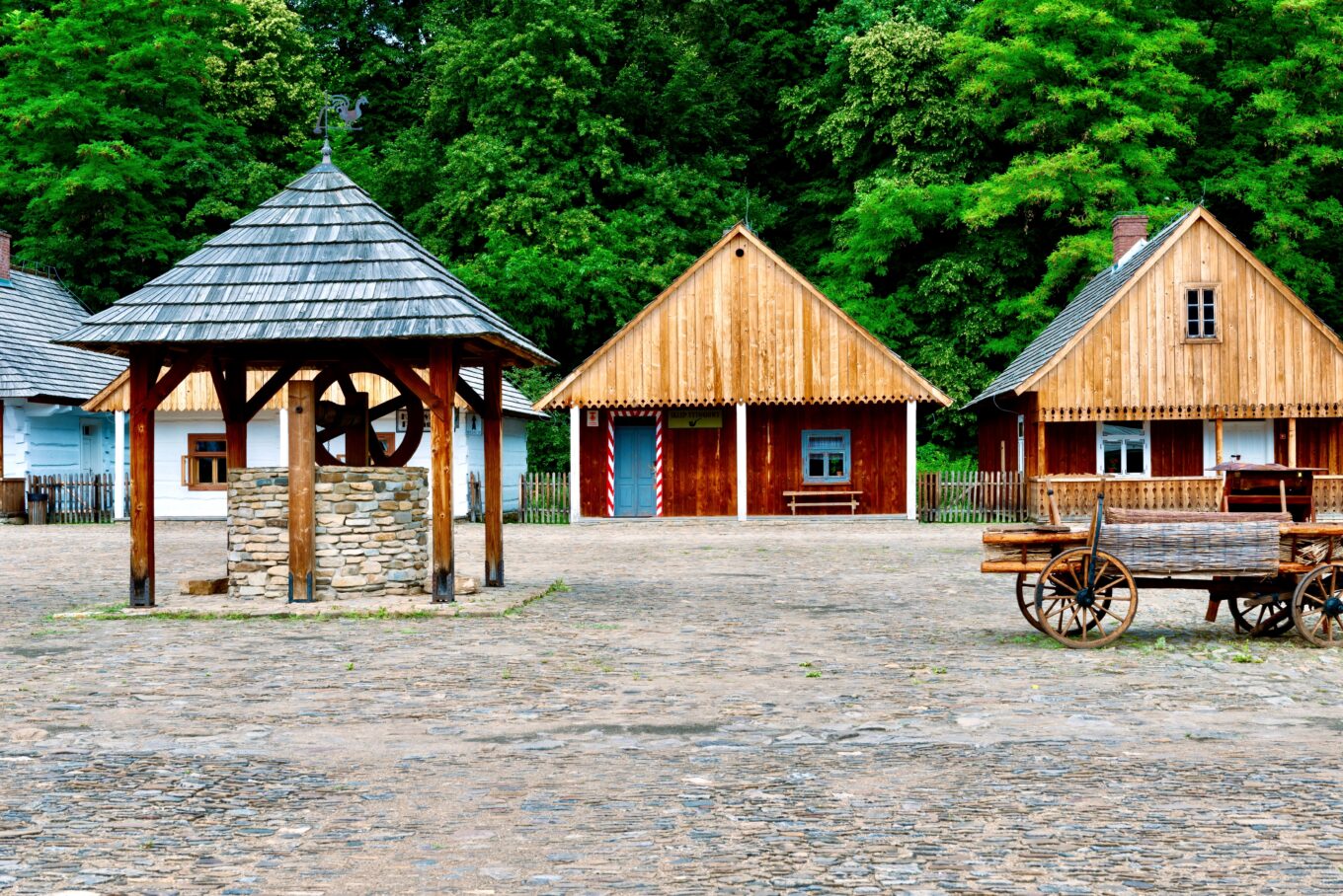 zdjęcie przedstawia skansen w Sanoku