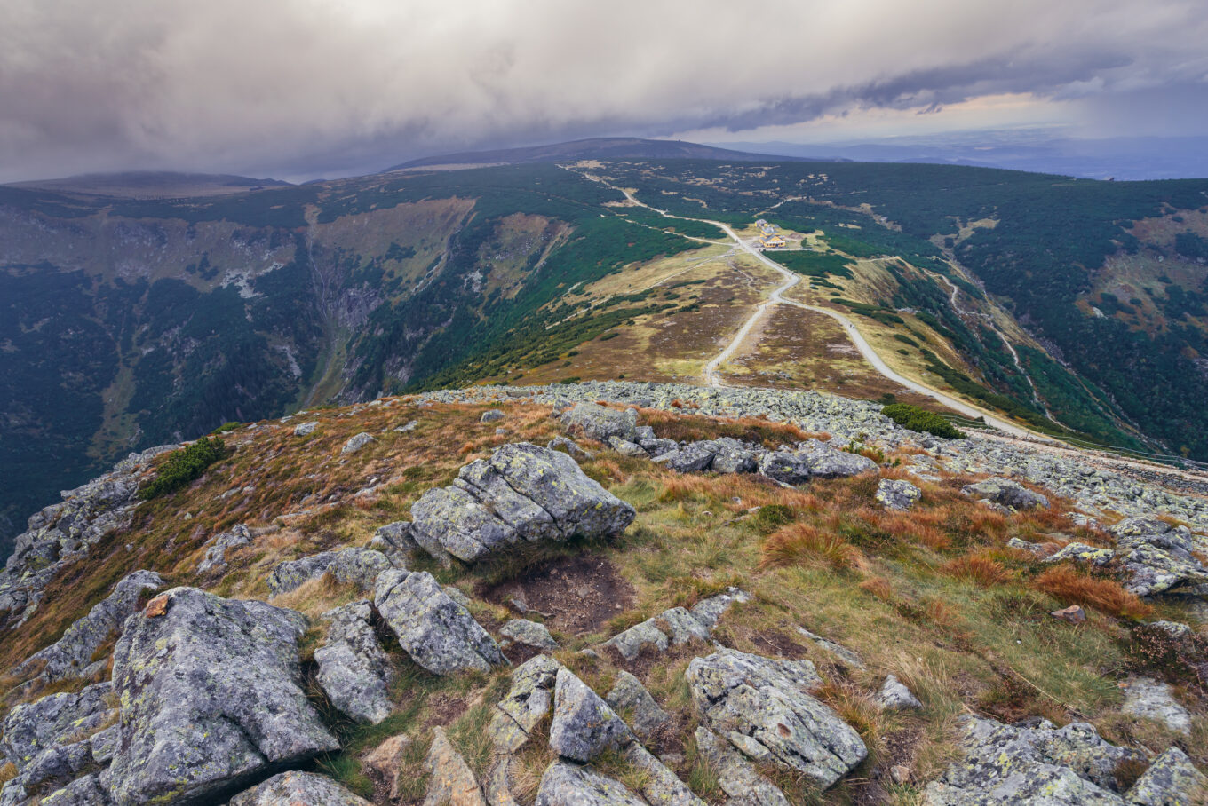 zdjęcie przedstawia panoramę Karkonoszy