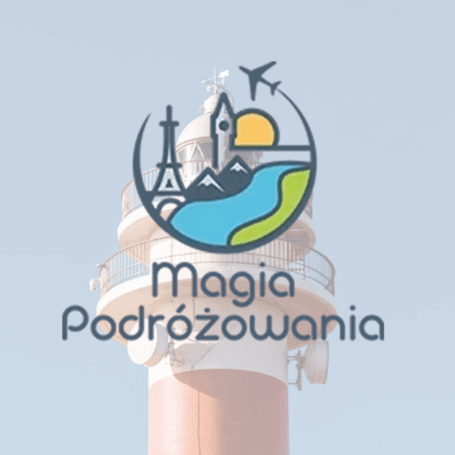 Logo Magii Podróżowania na tle latarni morskiej.