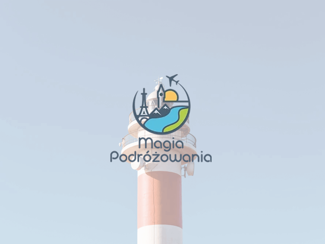 Logo Magii Podróżowania na tle latarni morskiej.