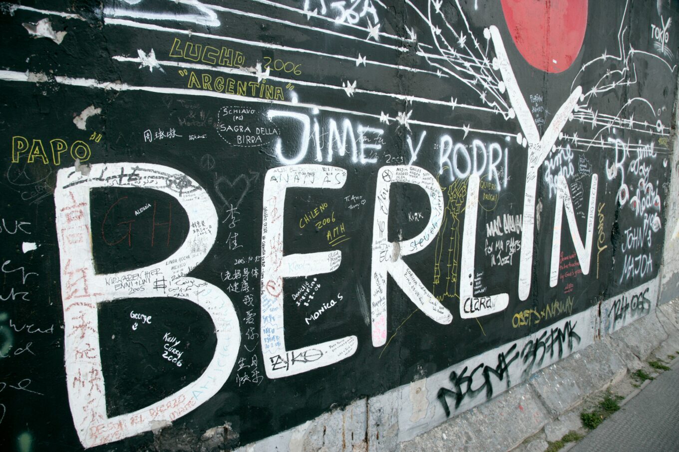 Na zdjęciu kawałek Muru Berlińskiego z napisem BERLIN