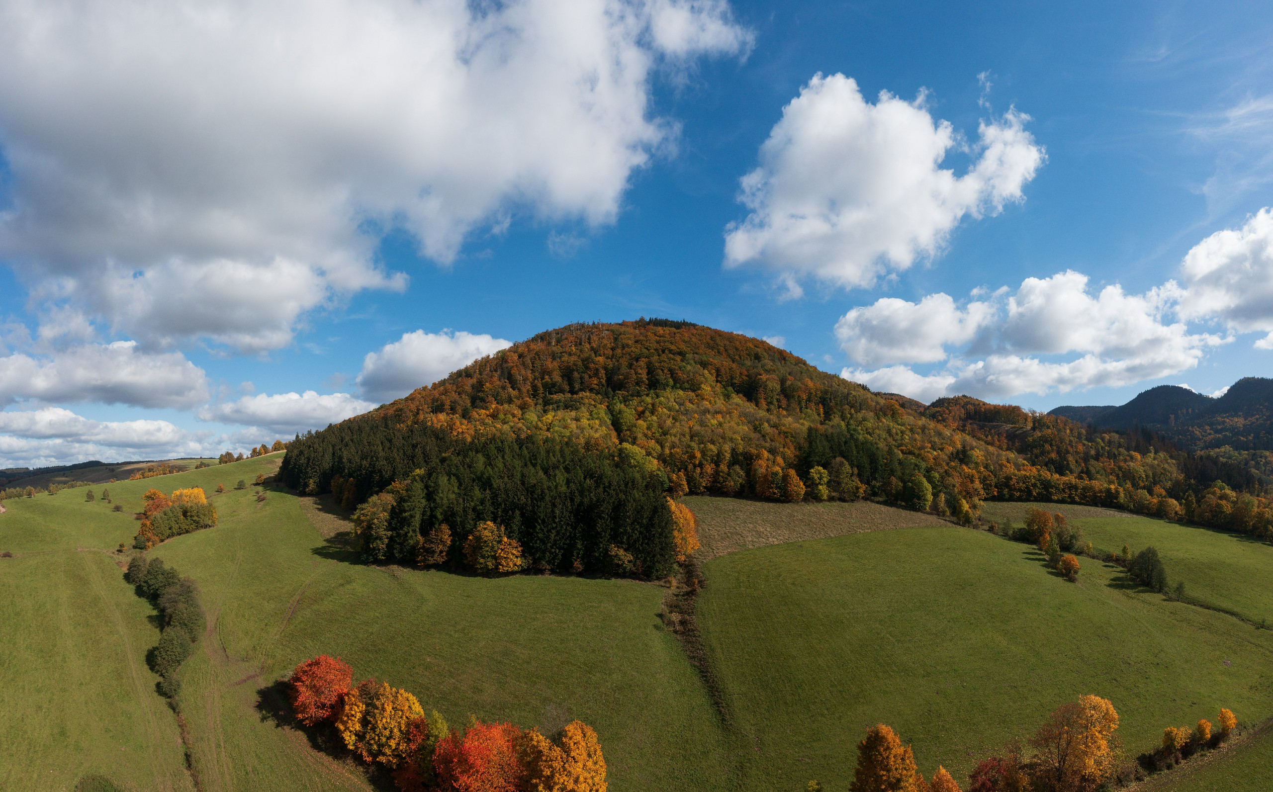 zdjęcie przedstawia panoramę gór