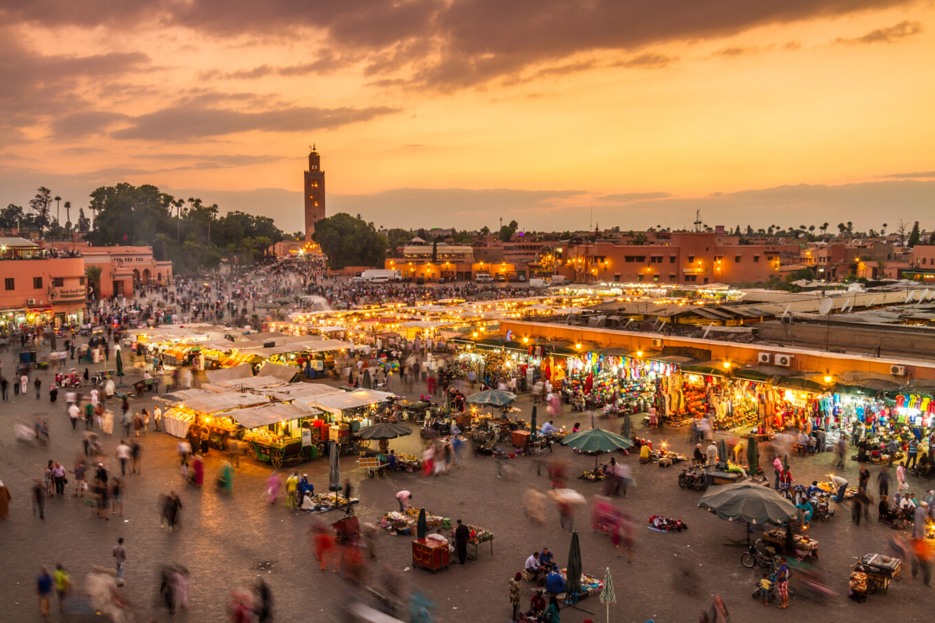 zdjęcie przedstawia wieczorną panoramę Marrakeszu