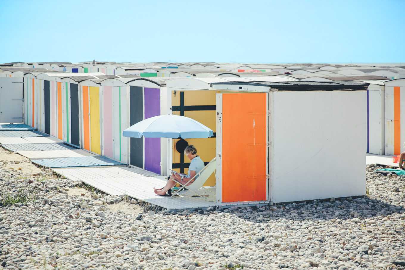 zdjęcie przedstawia plażę w Normandii