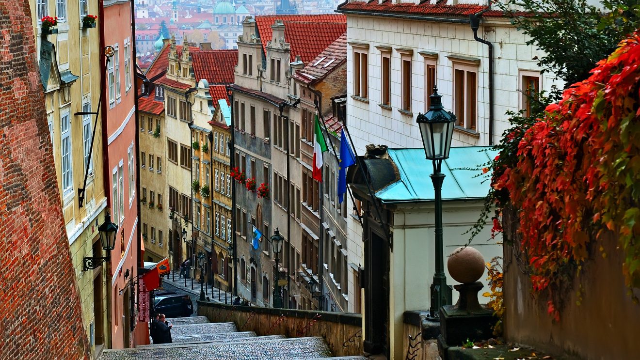 Zdjęcie przedstawia uliczki starego miasta w Pradze