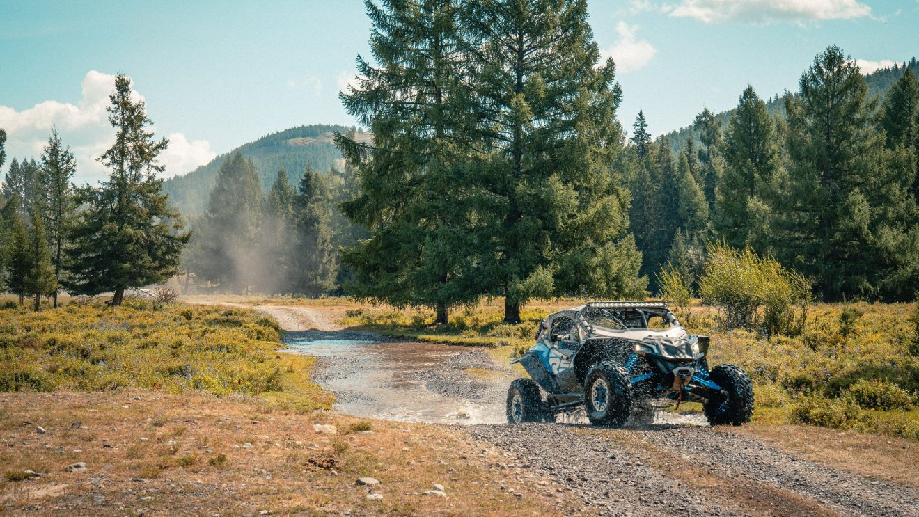 Pojazd buggy na szutrowej drodze w górach