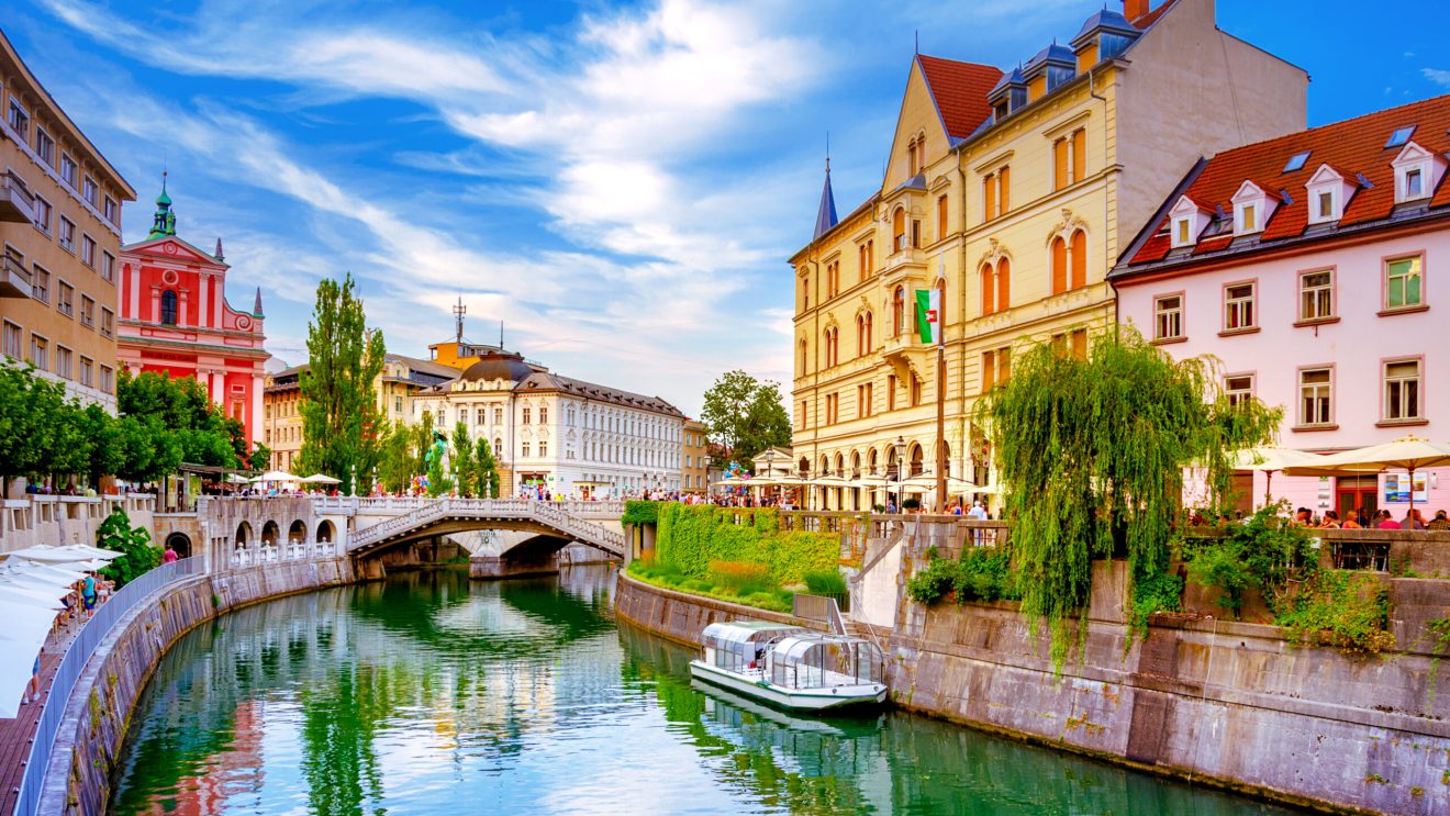 Zdjęcie przedstawia panoramę Ljublany