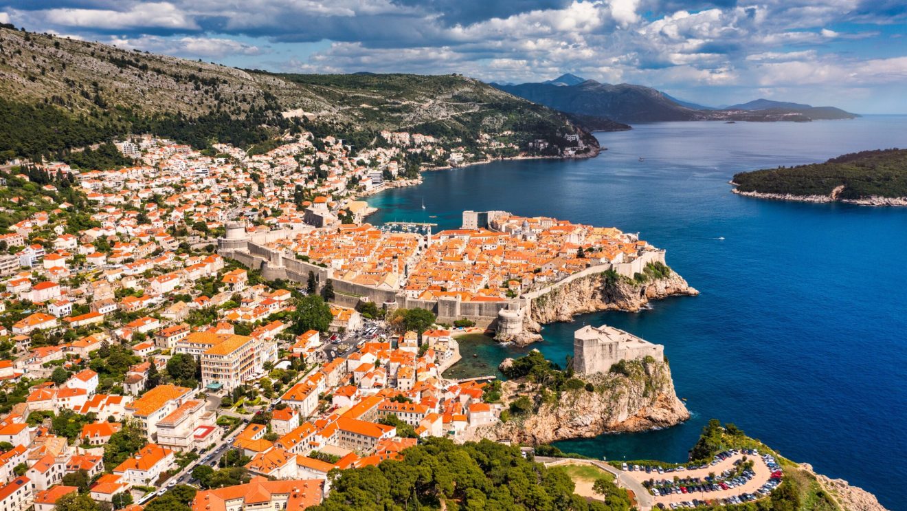 Zdjęcie przedstawia panoramę Dubrovnika