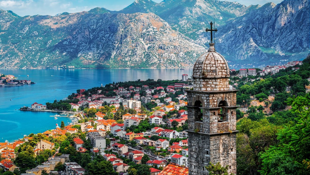 Zdjęcie przedstawia panoramę Kotoru