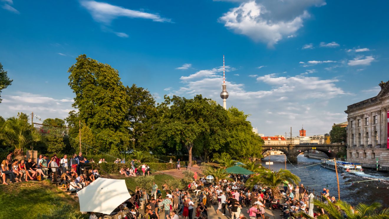Zdjęcie przedstawia bulwar nad rzeką