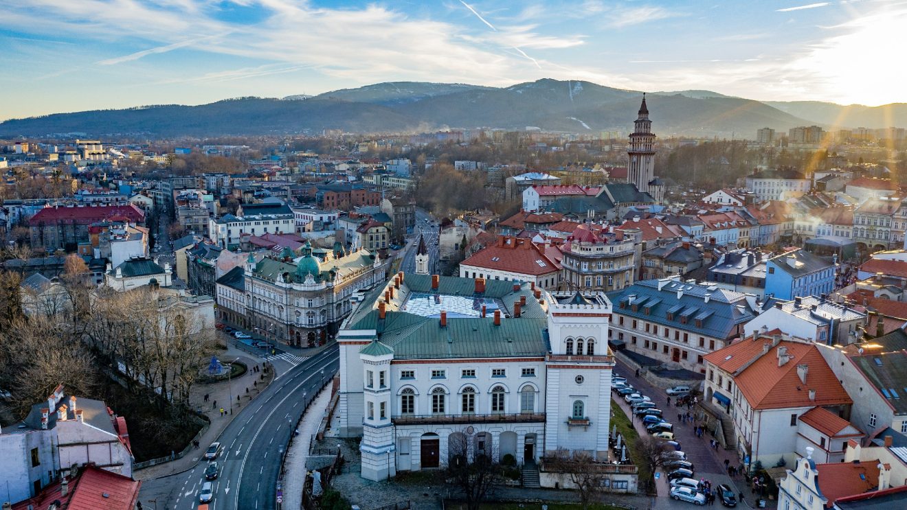 Panorama miasta z lotu ptaka, w tle góry
