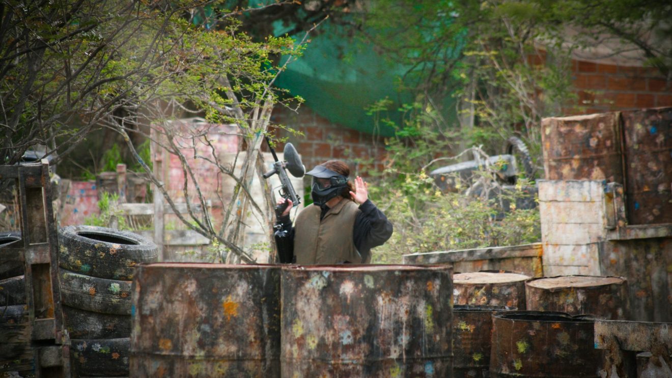 Osoba poddająca się podczas rozgrywki paintball.