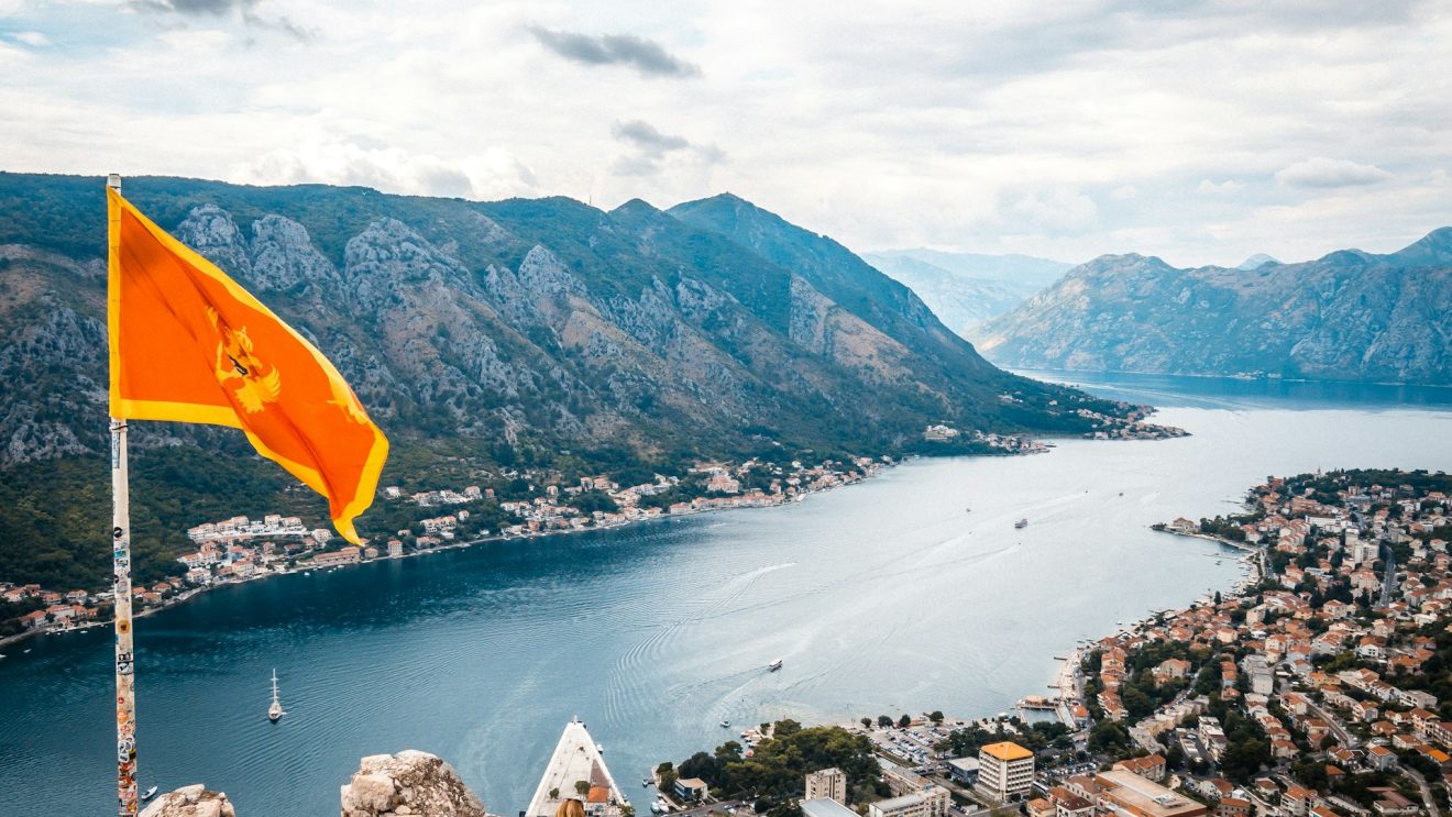 Zdjęcie przedstawia panoramę Zatoki Kotorskiej