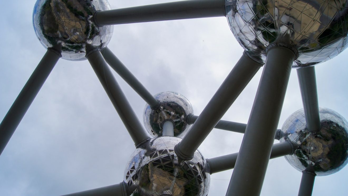 Zdjęcie przedstawia element Atomium w Brukseli
