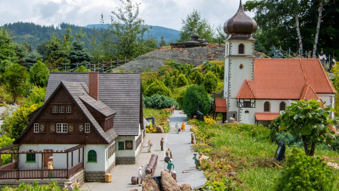 zdjęcie przedstawia park miniatur w Kowarach