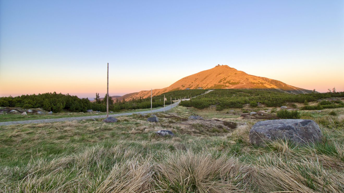zdjęcie przedstawia panoramę Śnieżki